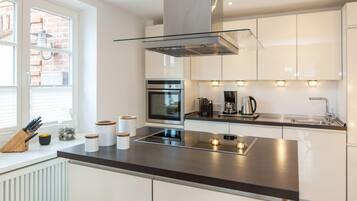 Coffee/tea maker, fridge, oven, stovetop