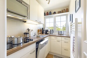 Kühlschrank, Mikrowelle, Herdplatte, Geschirrspüler