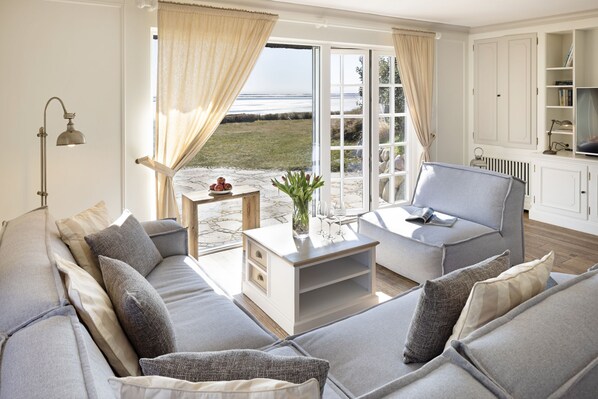 Tv, dvd-afspiller, bordtennisbord, bøger