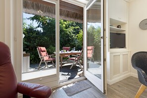 Télévision, cheminée, table de tennis de table, livres