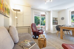 Televisión, chimenea, tenis de mesa y libros 