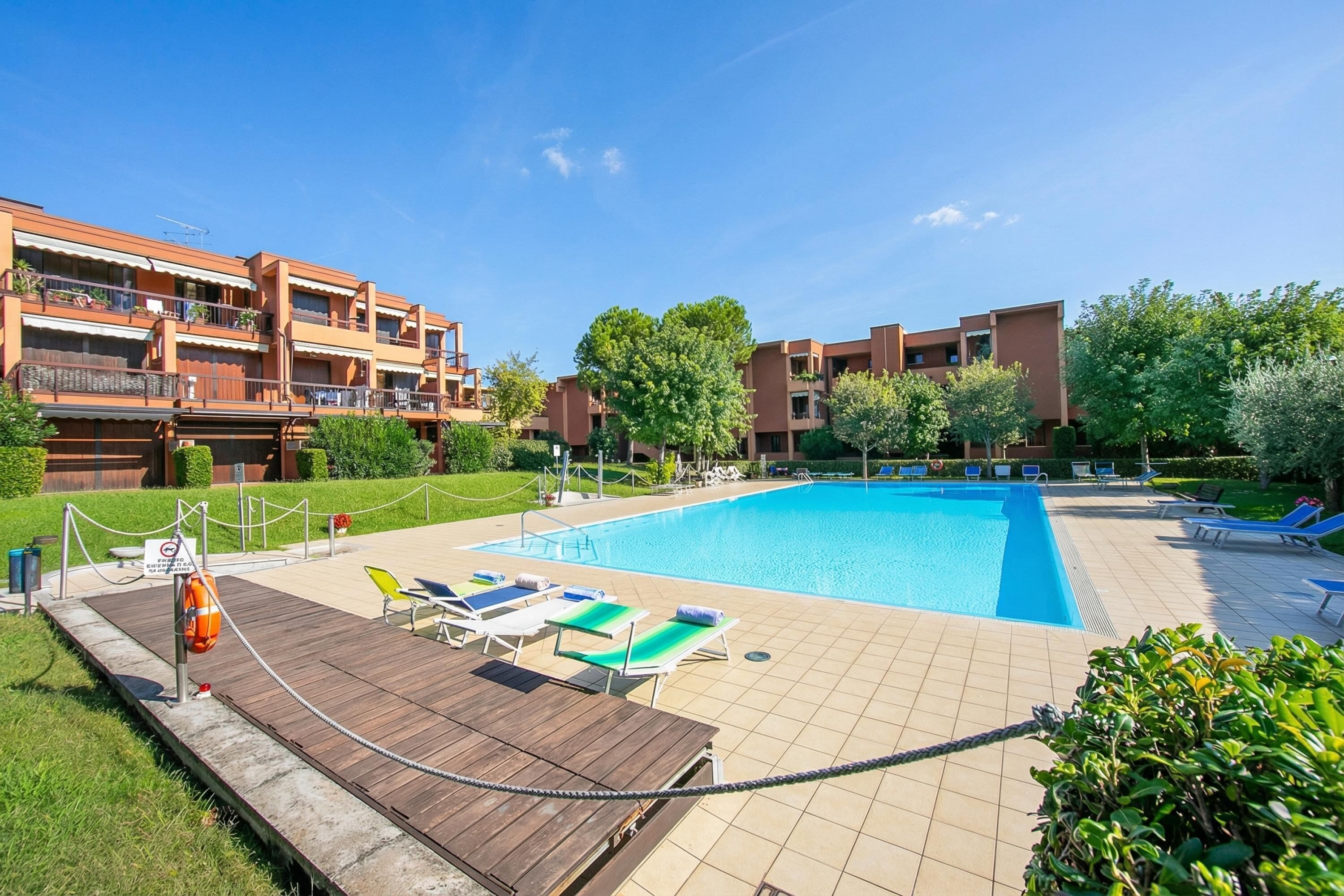 Căn hộ dành cho gia đình, nhiều phòng ngủ (Green Tiffany Apartment) | Hồ bơi | Hồ bơi ngoài trời phục vụ theo mùa 