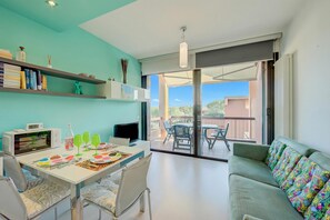 Family Apartment, Multiple Bedrooms (Green Tiffany Apartment) | Living area | 21-inch flat-screen TV with digital channels, TV - Green Tiffany Apartment (Desenzano del Garda)