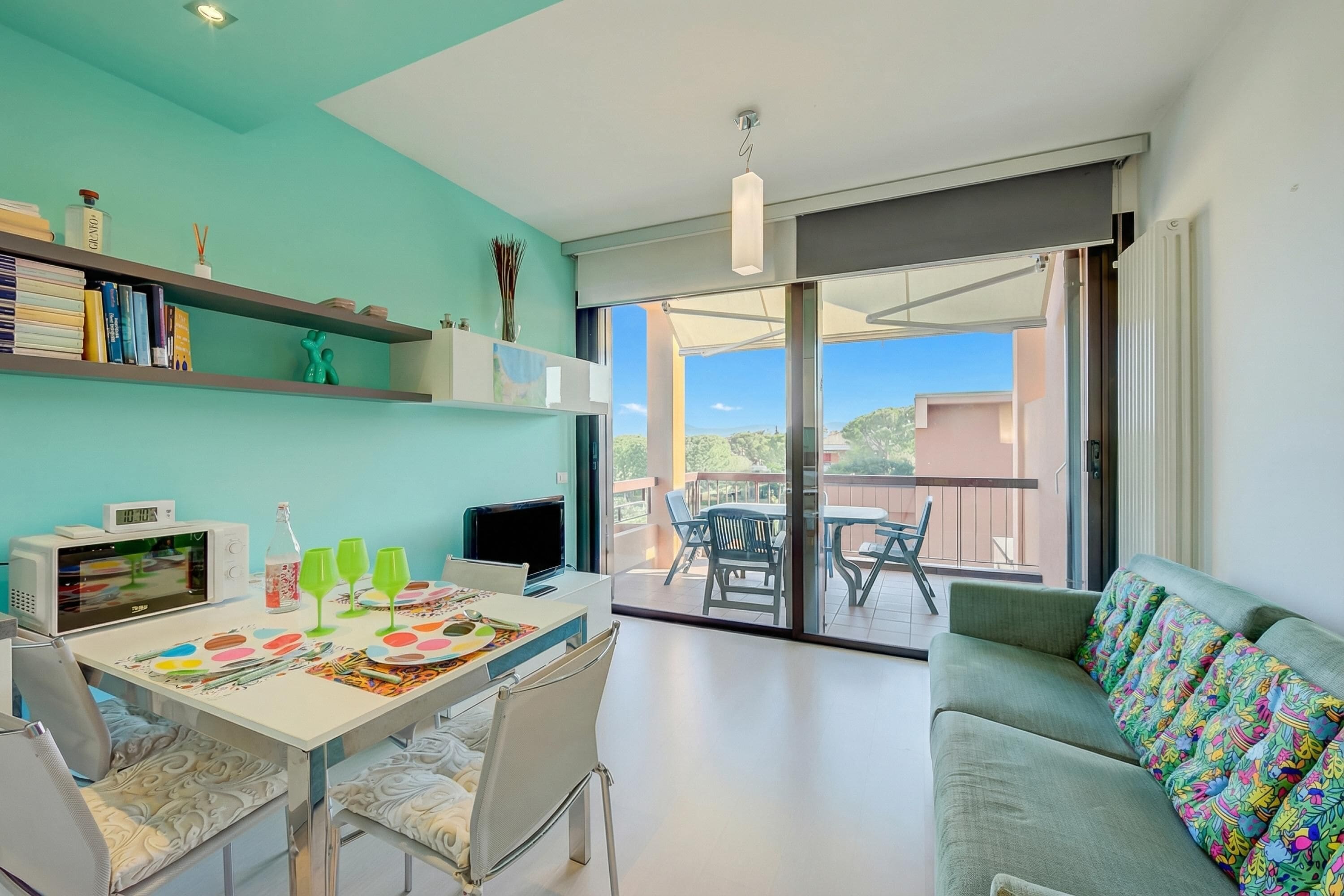 Apartamento familiar, varias habitaciones (Green Tiffany Apartment) | Zona de estar | Televisión de pantalla plana de 21 pulgadas con canales digitales