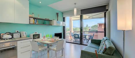 Family Apartment, Multiple Bedrooms (Green Tiffany Apartment) | Interior