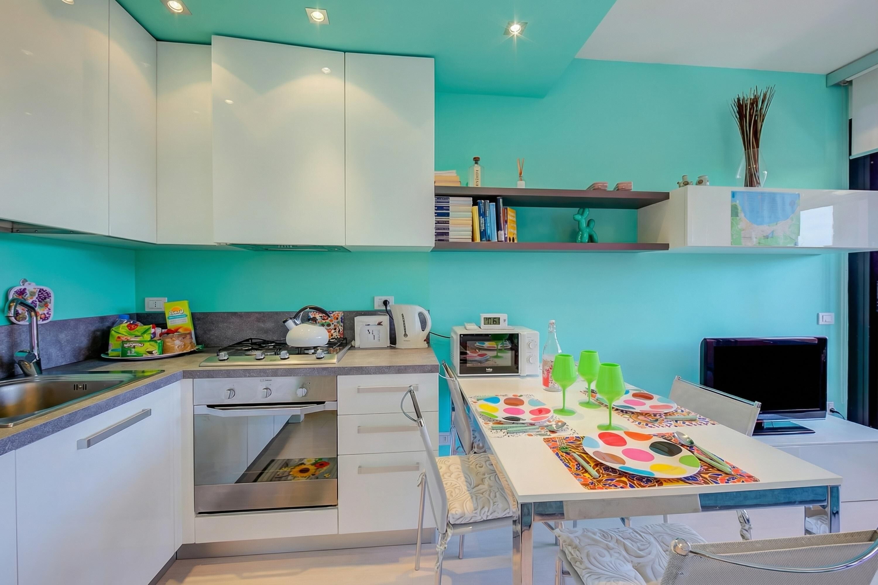 Family Apartment, Multiple Bedrooms (Green Tiffany Apartment) | Private kitchen | Fridge, microwave, oven, stovetop
