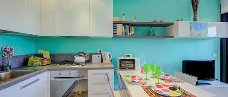 Family Apartment, Multiple Bedrooms (Green Tiffany Apartment) | Private kitchen | Fridge, microwave, oven, stovetop