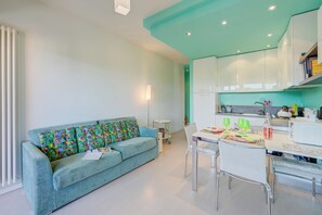 อพาร์ทเมนท์สำหรับครอบครัว, หลายห้องนอน (Green Tiffany Apartment) | บริเวณนั่งเล่น | ทีวีจอแบน 21 นิ้ว พร้อมช่องดิจิต  อล, ทีวี