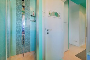 Family Apartment, Multiple Bedrooms (Green Tiffany Apartment) | Bathroom | Shower, hair dryer, bidet, towels - Green Tiffany Apartment (Desenzano del Garda)