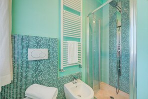 อพาร์ทเมนท์สำหรับครอบครัว, หลายห้องนอน (Green Tiffany Apartment) | ห้องน้ำ | ฝักบัว, ไดร์เป่าผม, โถสุขภัณฑ์แบบบิเดท์, ผ้าเช็ดตัว