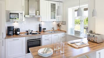 Frigorifero, microonde, forno, piano cottura