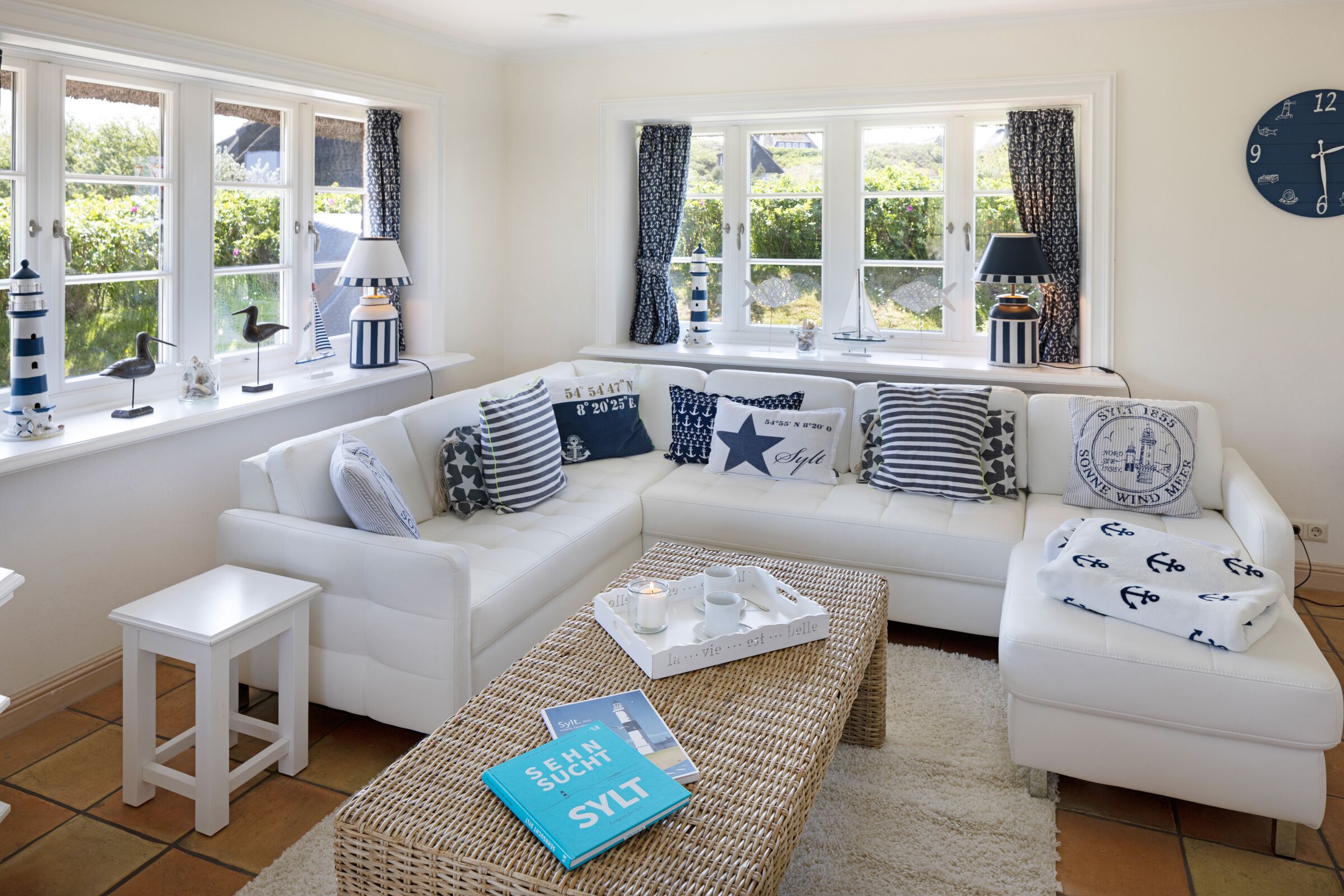 Een televisie, een dvd-speler, een tafeltennistafel en boeken