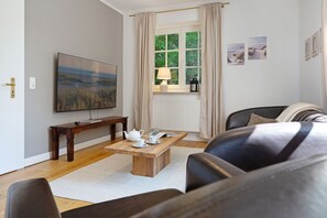 Fernseher, DVD-Player, Tischtennisplatte, Bücher