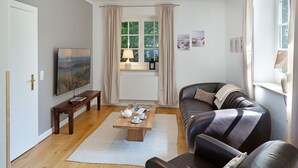 Fernseher, DVD-Player, Tischtennisplatte, Bücher