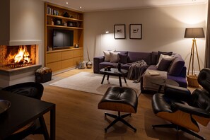 Fernseher, Kamin, Tischtennisplatte, Stereoanlage