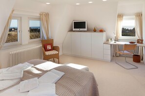 3 bedrooms, desk, free WiFi, bed sheets
