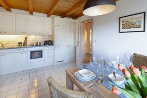 Réfrigérateur, un four, surface de cuisson, lave-vaisselle