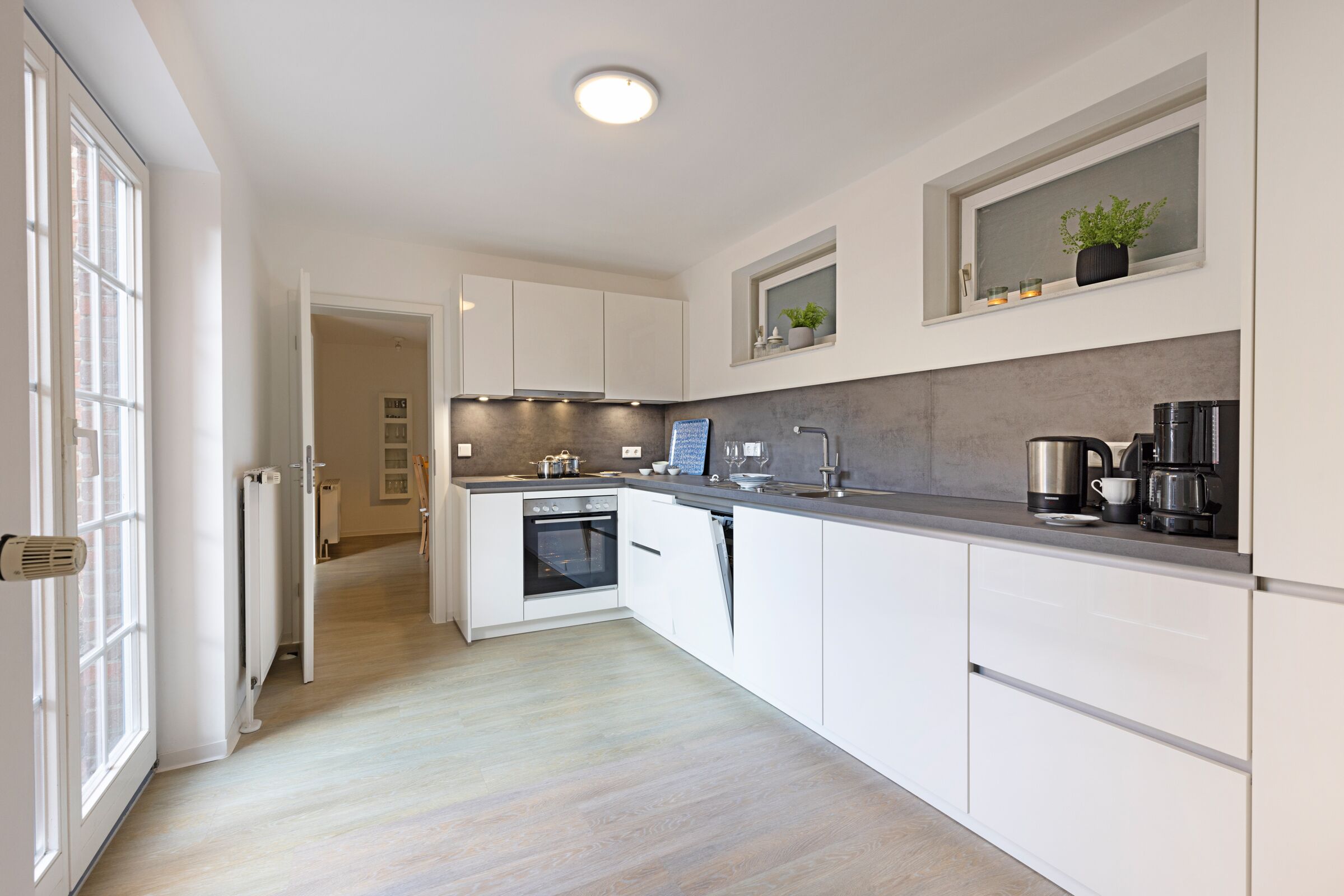 Een koelkast, een kookplaat, een vaatwasser