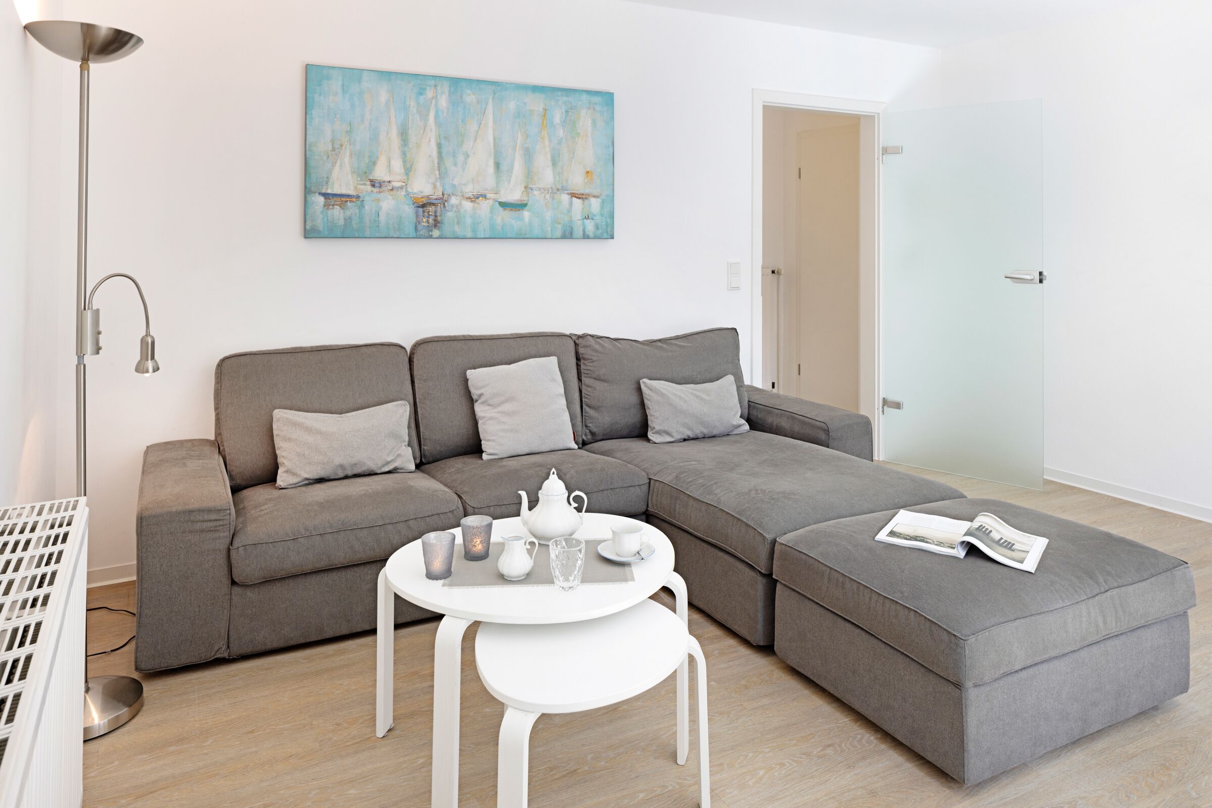 Een televisie en een stereo