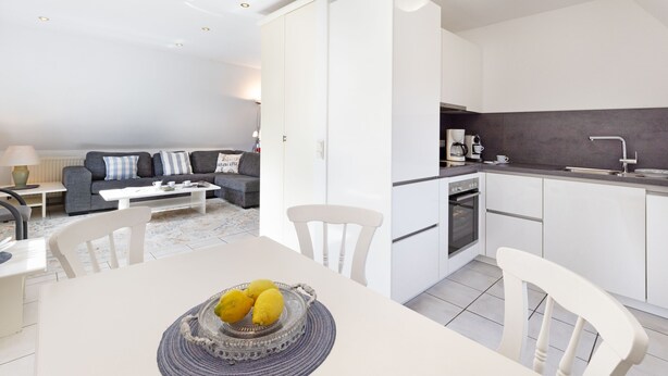 Eine moderne Wohnung mit Essbereich, Küche und Wohnzimmer.