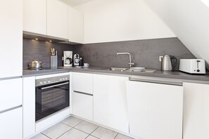 Kühlschrank, Mikrowelle, Herdplatte, Geschirrspüler