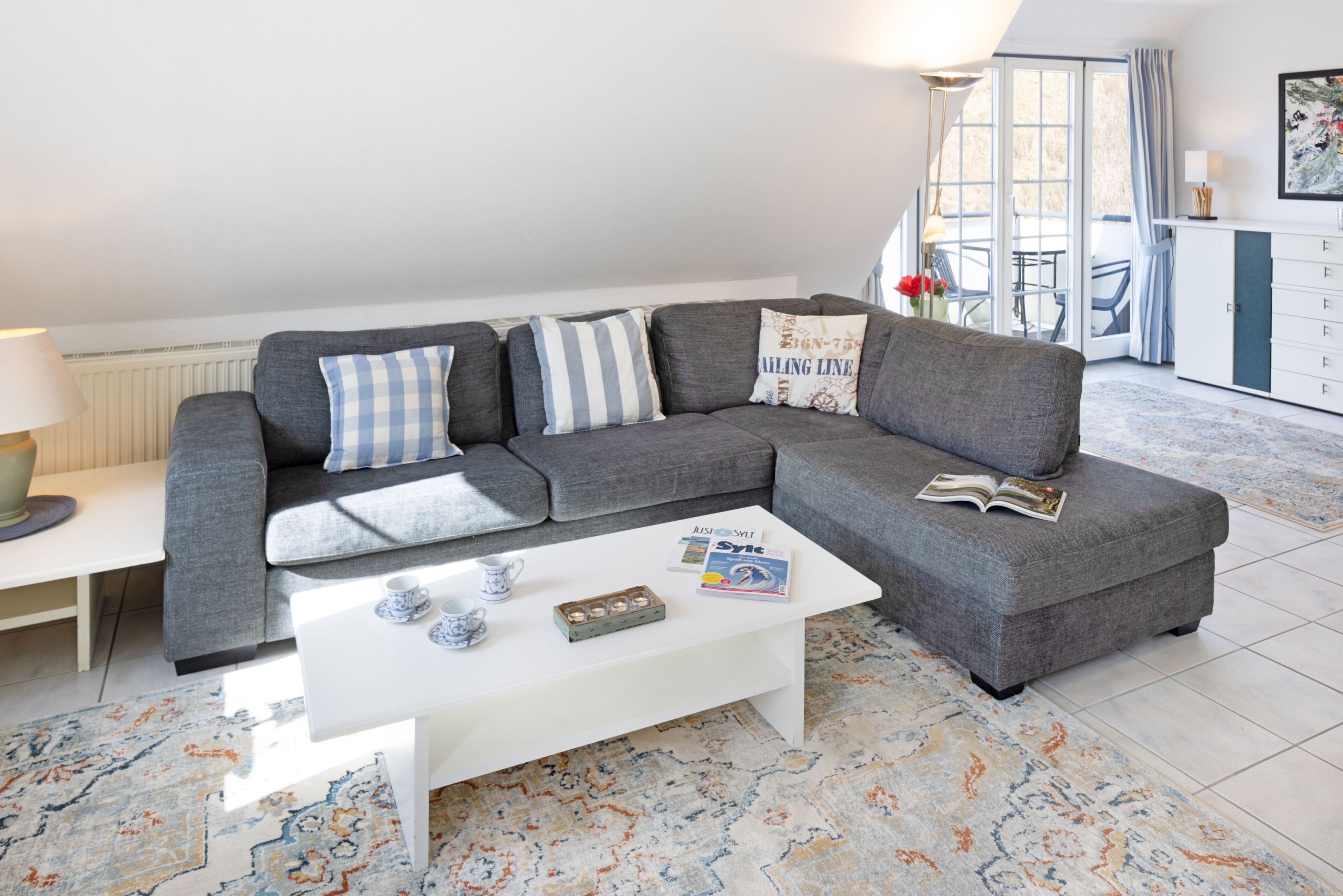 TV, livros, aparelho de som