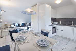 Geladeira, micro-ondas, cooktop, lava-louças