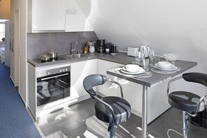 Fridge, oven, stovetop, coffee/tea maker