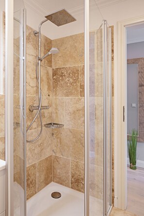 Dusche, Haartrockner, Handtücher
