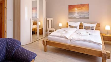 2 bedrooms, desk, iron/ironing board, WiFi (free)