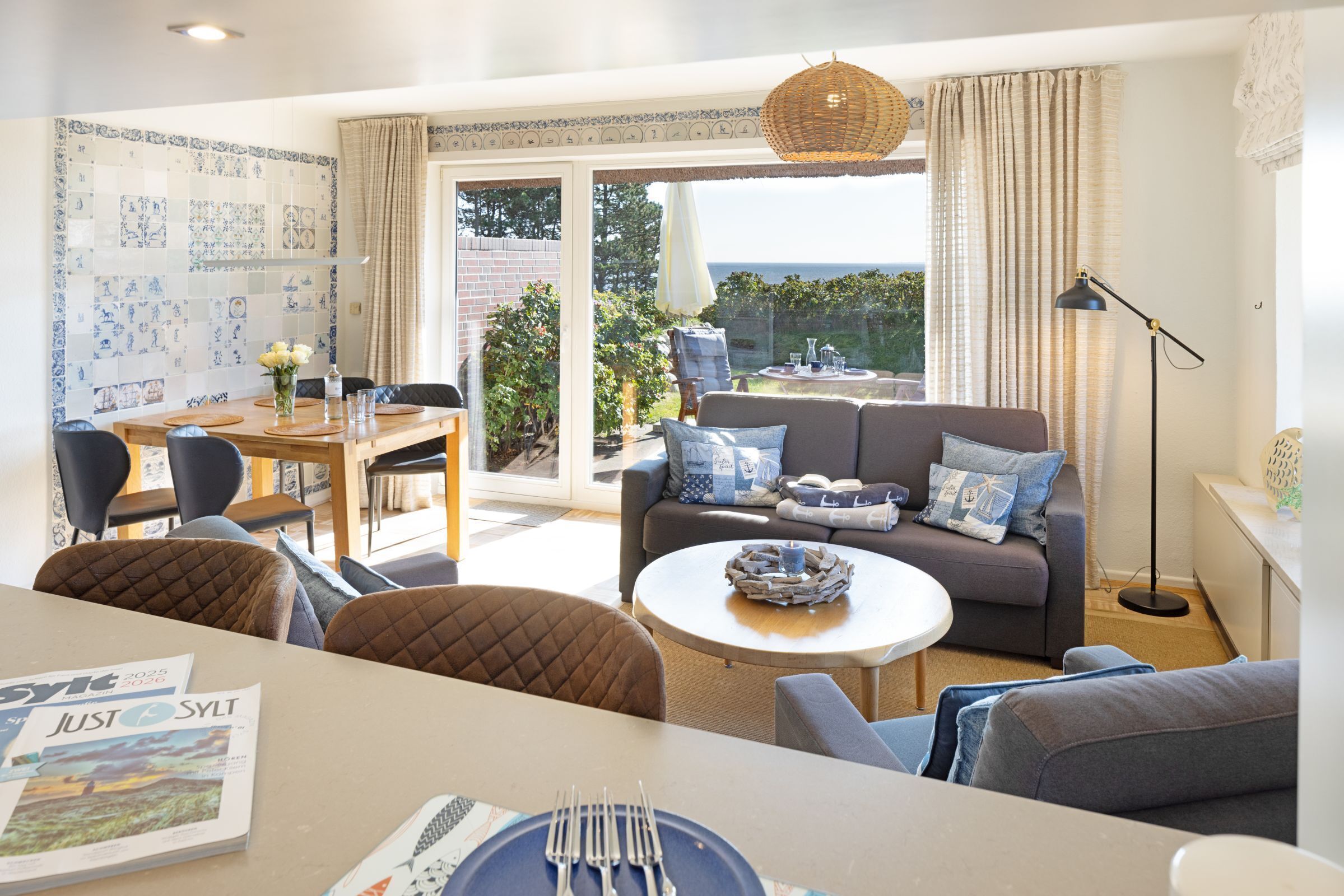 Een televisie, een tafeltennistafel en boeken