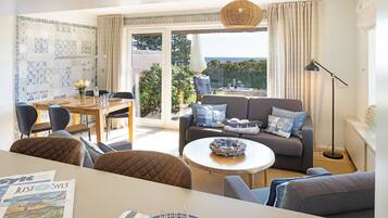 Télévision, table de tennis de table, livres