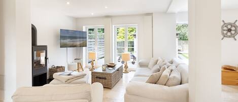 Tv, pejs, bordtennisbord, stereoanlæg