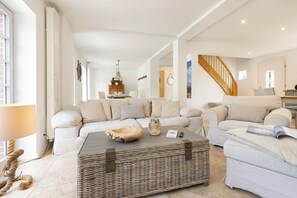 TV, peis, bordtennis og stereoanlegg