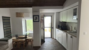 Køleskab, mikrobølgeovn, kogeplade, opvaskemaskine