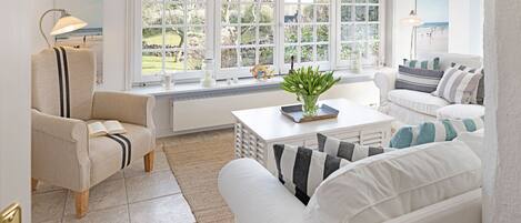 Fernseher, Kamin, Tischtennisplatte, Bücher