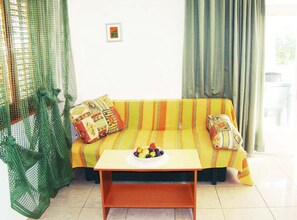 アパートメント (Two-Bedroom Apartment with Terrace) | リビングルーム | 薄型テレビ