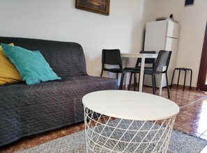 Apartamento (Superior Two Bedroom Apartment with T) | Sala de estar | Una televisión de pantalla plana