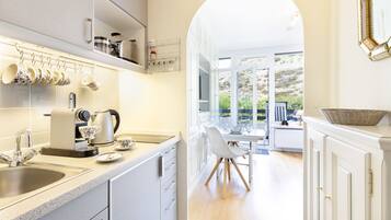 Réfrigérateur, plaque de cuisson, cafetiÚre/bouilloire, grille-pain