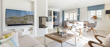 Televisión, chimenea, tenis de mesa y estéreo