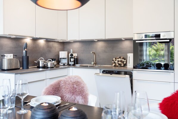 Fridge, oven, stovetop, dishwasher