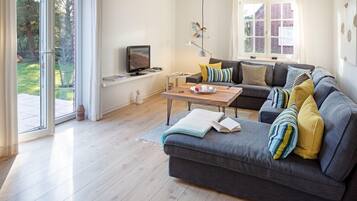 Fernseher, DVD-Player, Tischtennisplatte, BĂŒcher