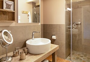 Douche, sĂšche-cheveux, serviettes fournies