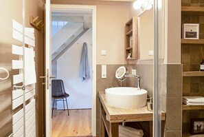 Shower, hair dryer, towels - Herzlich Willkommen im Appartement Haven fan Frede (List)