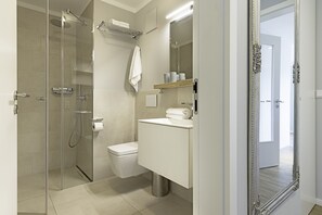 Douche, sĂšche-cheveux, serviettes fournies