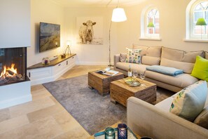 Fernseher, Kamin, Tischtennisplatte, Bücher