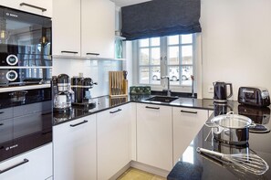 Kühlschrank, Mikrowelle, Ofen, Herdplatte