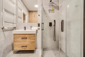 City Apartment | Bathroom | Towels, soap, shampoo, toilet paper