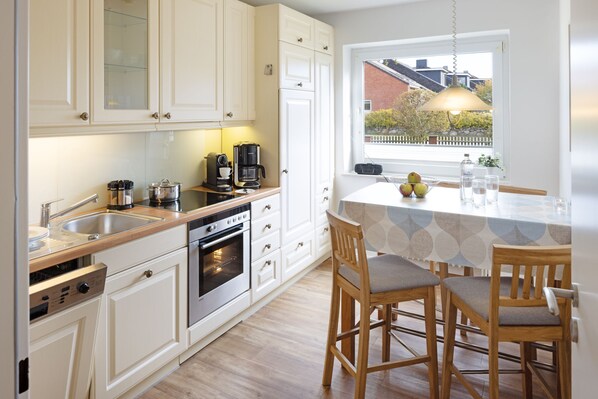 Fridge, oven, stovetop, dishwasher