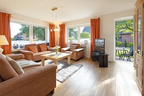 TV, mesa de pingue-pongue, livros, aparelho de som